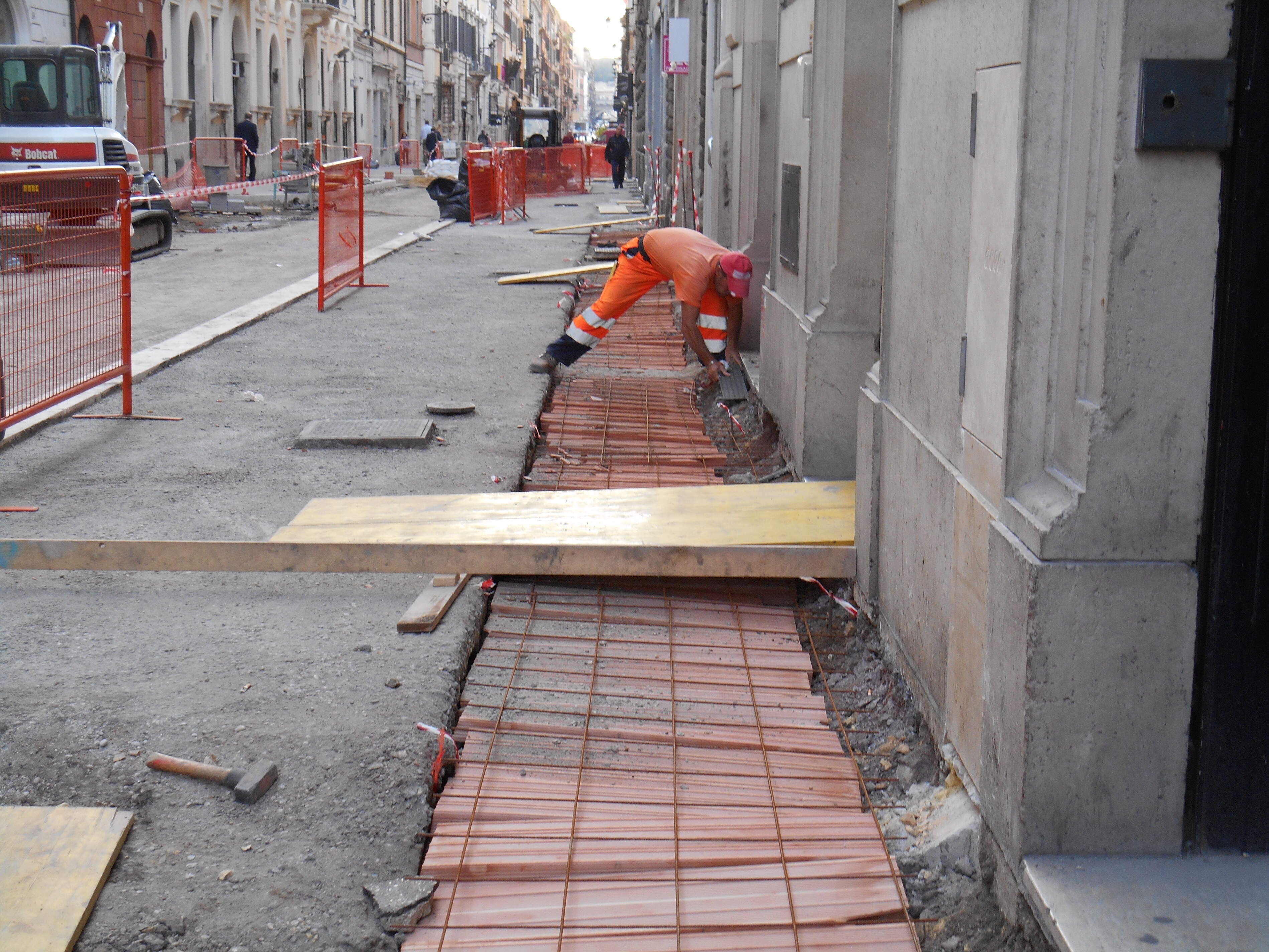 Lavori di realizzazione del marciapiede per transito pedoni, in via del Babbuino Roma