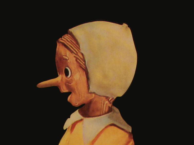 Contorno del viso di Pinocchio che costituisce la parte alta dell’orologio a pendola