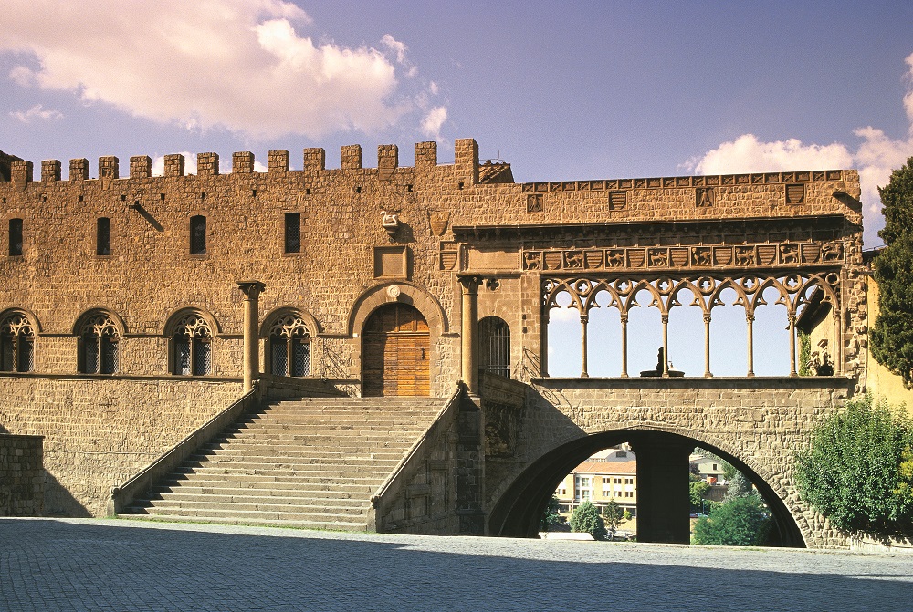 Comunemente detto Palazzo Papale, insieme al Duomo è il più importante monumento storico della città