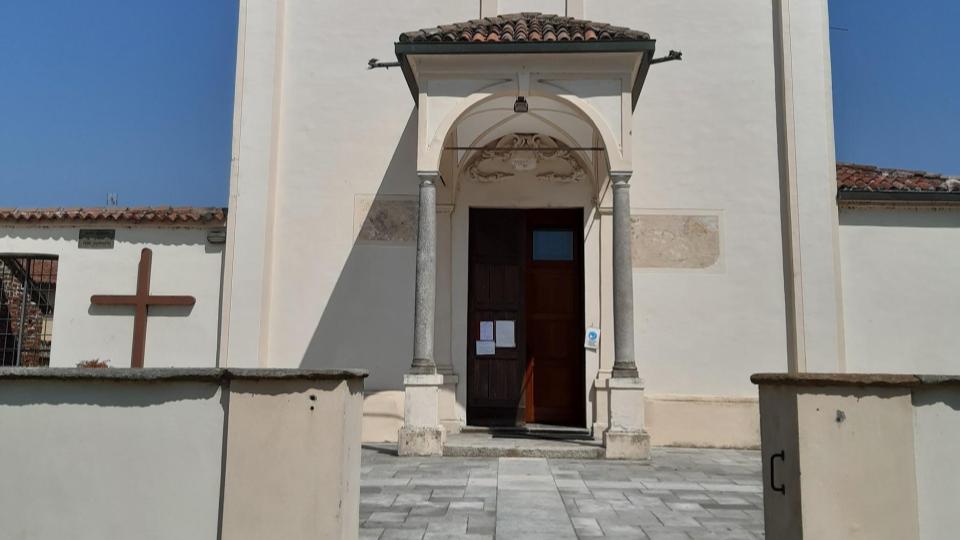 Ricca di bellezza e storia, la chiesa di San Giorgio sorge al centro del borgo rurale a Fallavecchia