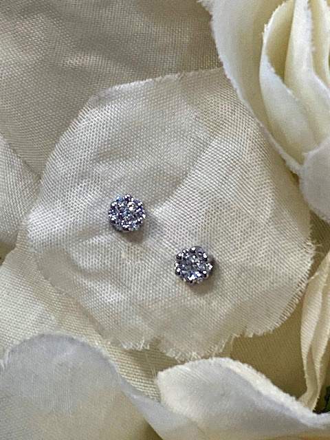 Collezione "Diamanti naturali" Orecchini punto luce in oro bianco con diamanti naturali