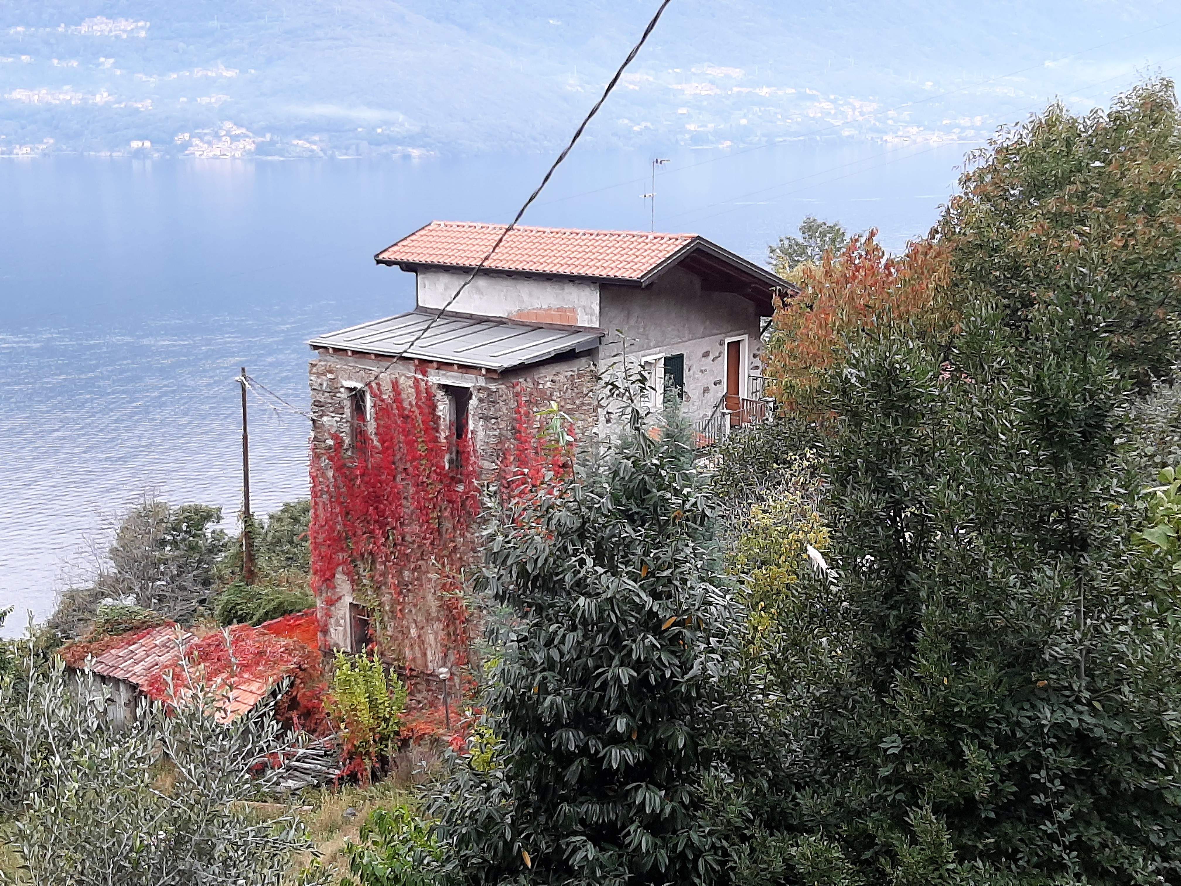 Casa vacanza di dodici posti letto e tr bagni su tre piani. Compsta da tre appartamenti indipendenti