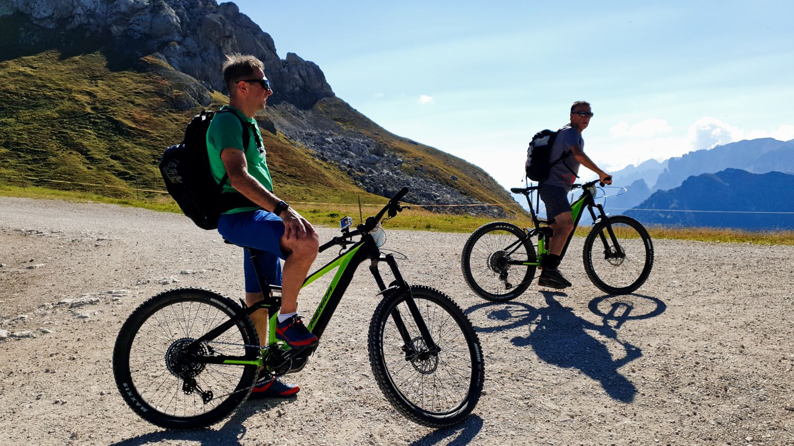 Immagine di 2 ciclisti in ebike sul passo Sella in Val di Fassa