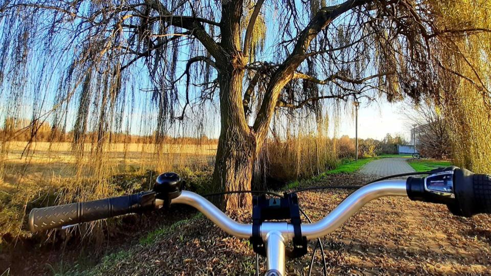 Lungo le piste ciclabili del parco Agricolo Sud Milano la bellezza di una pedalata in autunno