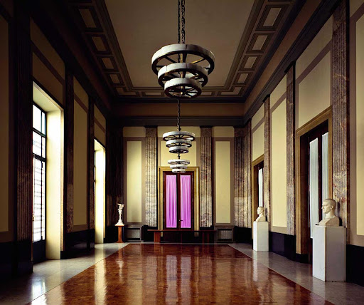 Fig 3 Le vetrate con disegni geometrici nei corridoi del Palazzo Aeronauticajpg