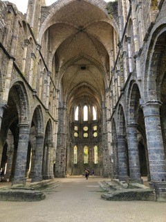 Villers-la-ville, dentro l'abbazia i sogni di Folon