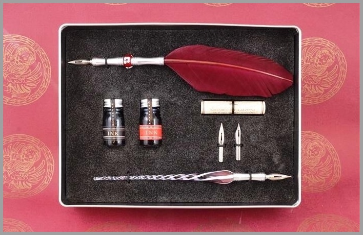 METAL BOX SET WITH FEATHER AND PEN