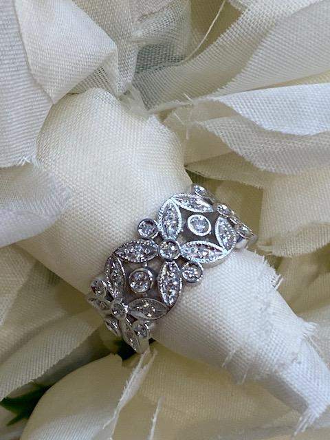 Collezione "Clematis" anello in oro bianco con diamanti naturali