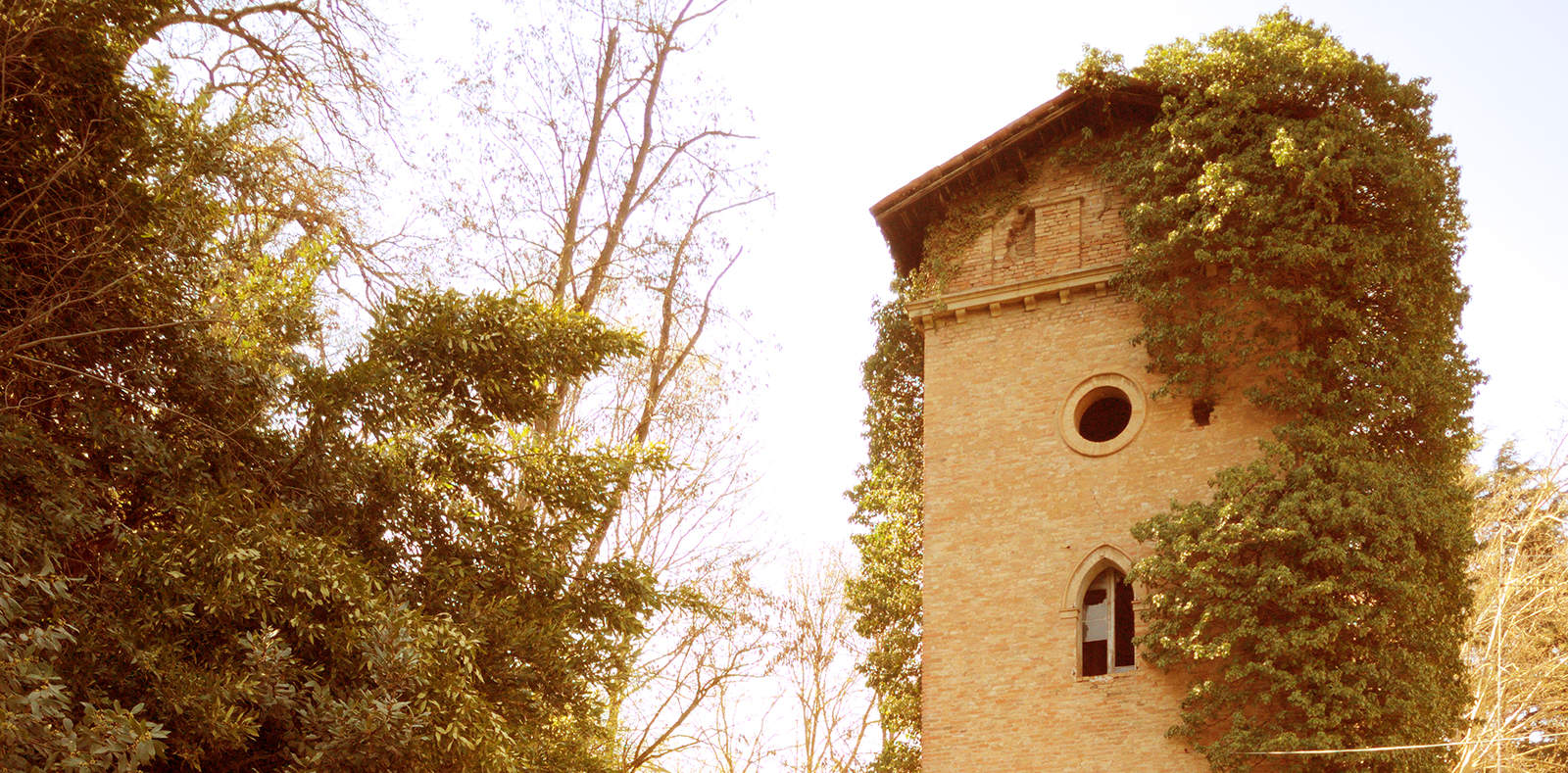 Il «brutto tetto a due acque» della torre cosiddetta di Ugo Bassi nel parco di Villa Spada a Bologna
