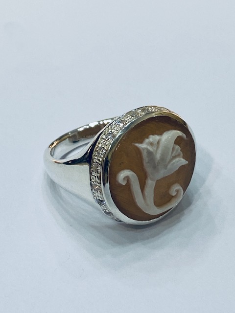 Collezione "Antiche Sete Lucchesi" anello in argento, cammeo e zirconi.