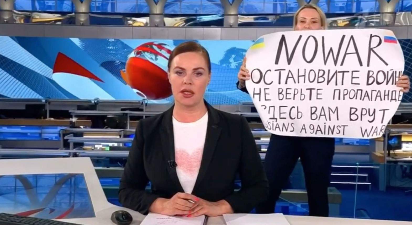 Il coraggio di Marina, che ha infranto in diretta  la propaganda di Putin. Arrestata e rilasciata con multa