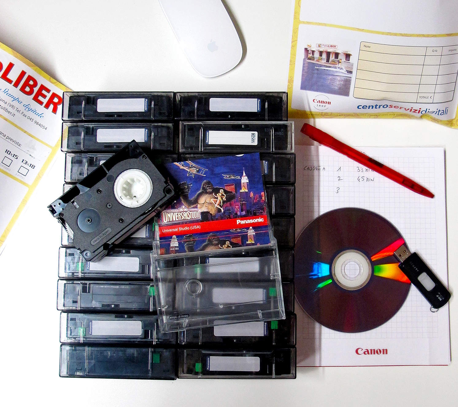 I tuoi vecchi filmini e le videocassette convertite in DVD o chiavetta USB.