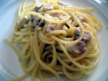 spaghetti z miecznikiem, rodzynkami i pinoli; bez pomodorow "in bianco"