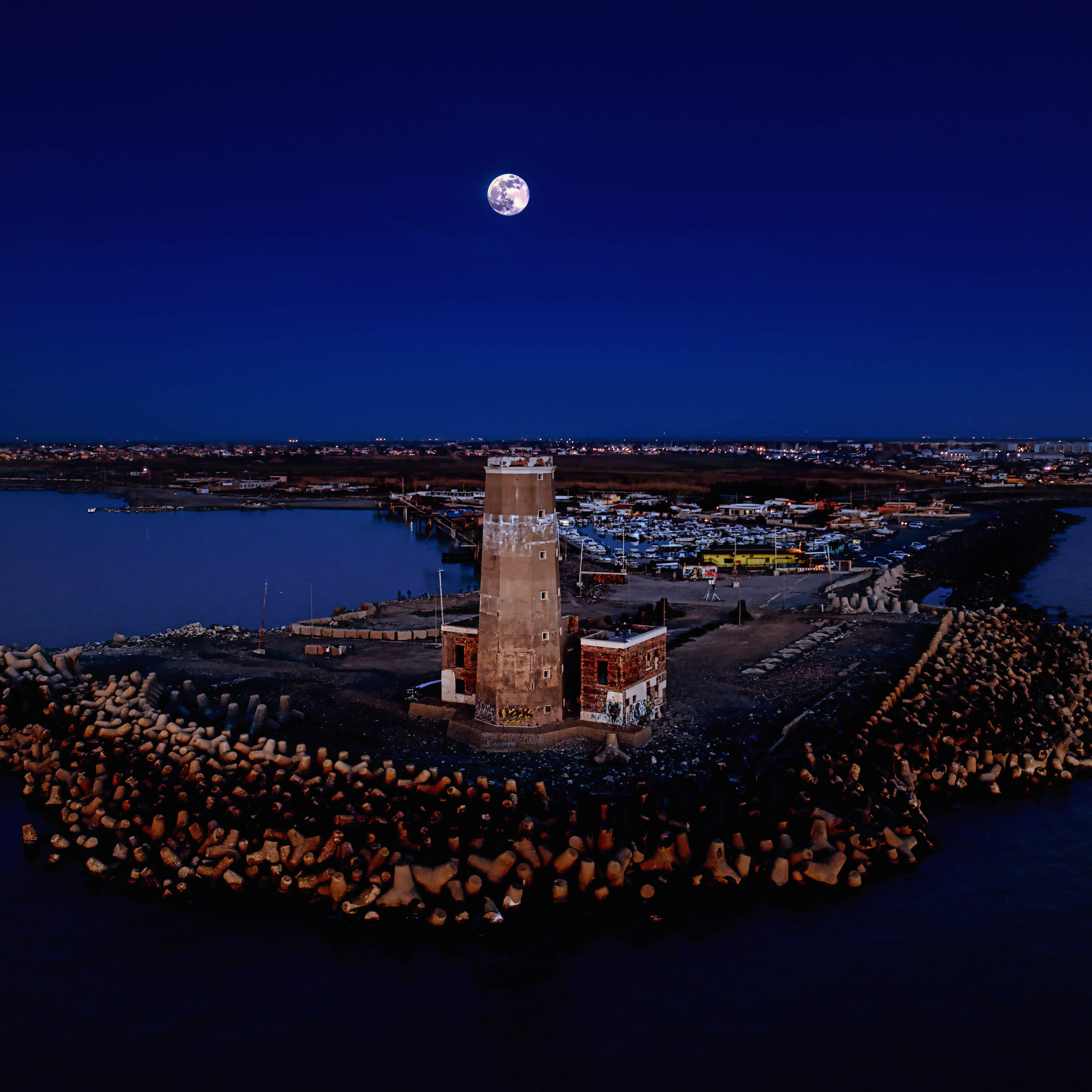 foto aerea del vecchio faro Fiumicino durante la luna piena