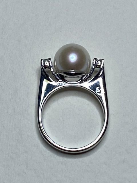 Anello oro bianco perla coltivata naturale e diamanti