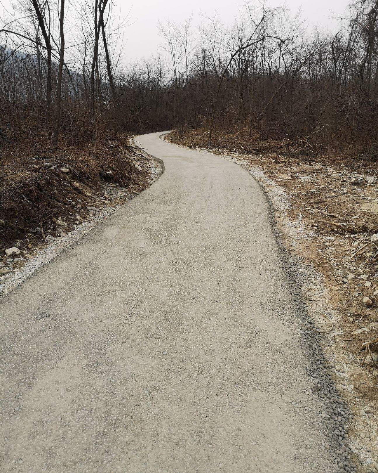 Realizzazione di pista ciclabile in area parco con misto cementato