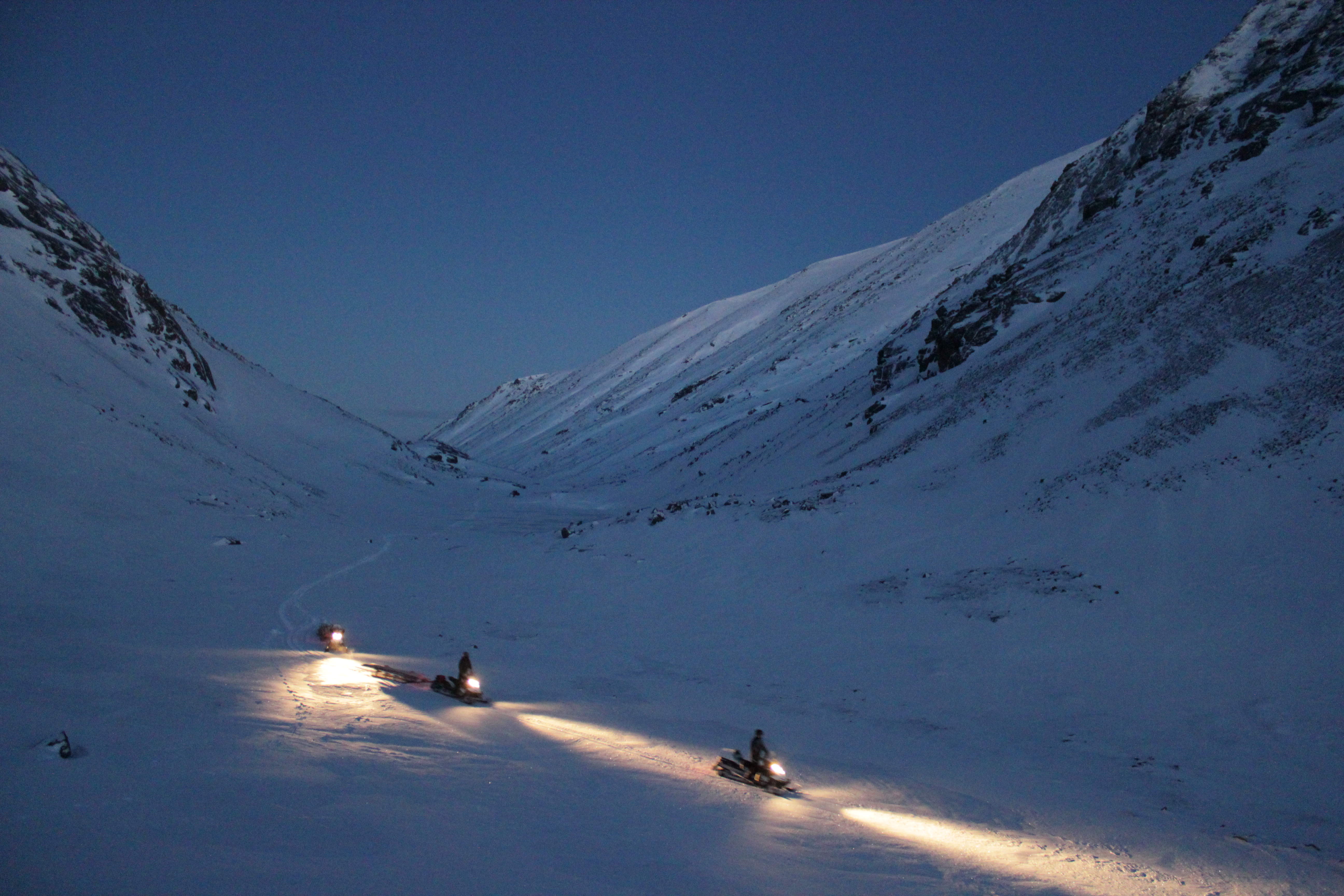 La magia de la noche polar snowmobile