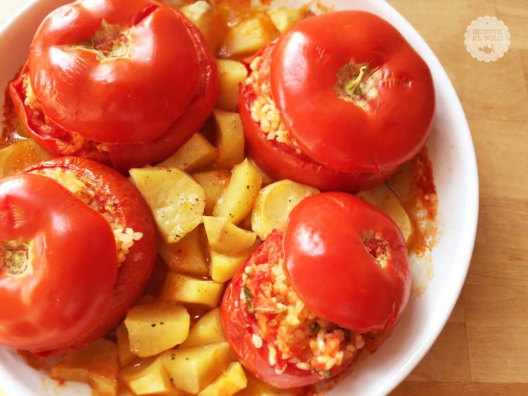 pomidory z ryzem, pieczone z ziemniakami