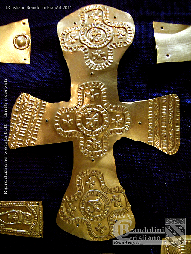 Croce aurea longobarda di Rodchis, riprodotta da originale. Trezzo Sull'Adda VII secolo d.C.