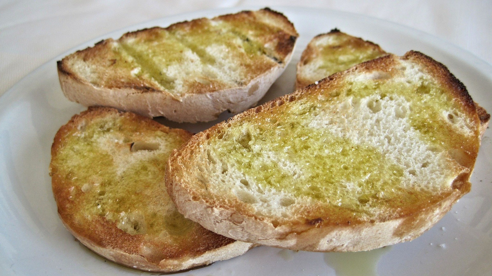 klasyka - opieczony chleb, potarty czosnkiem i polany oliwa z oliwek