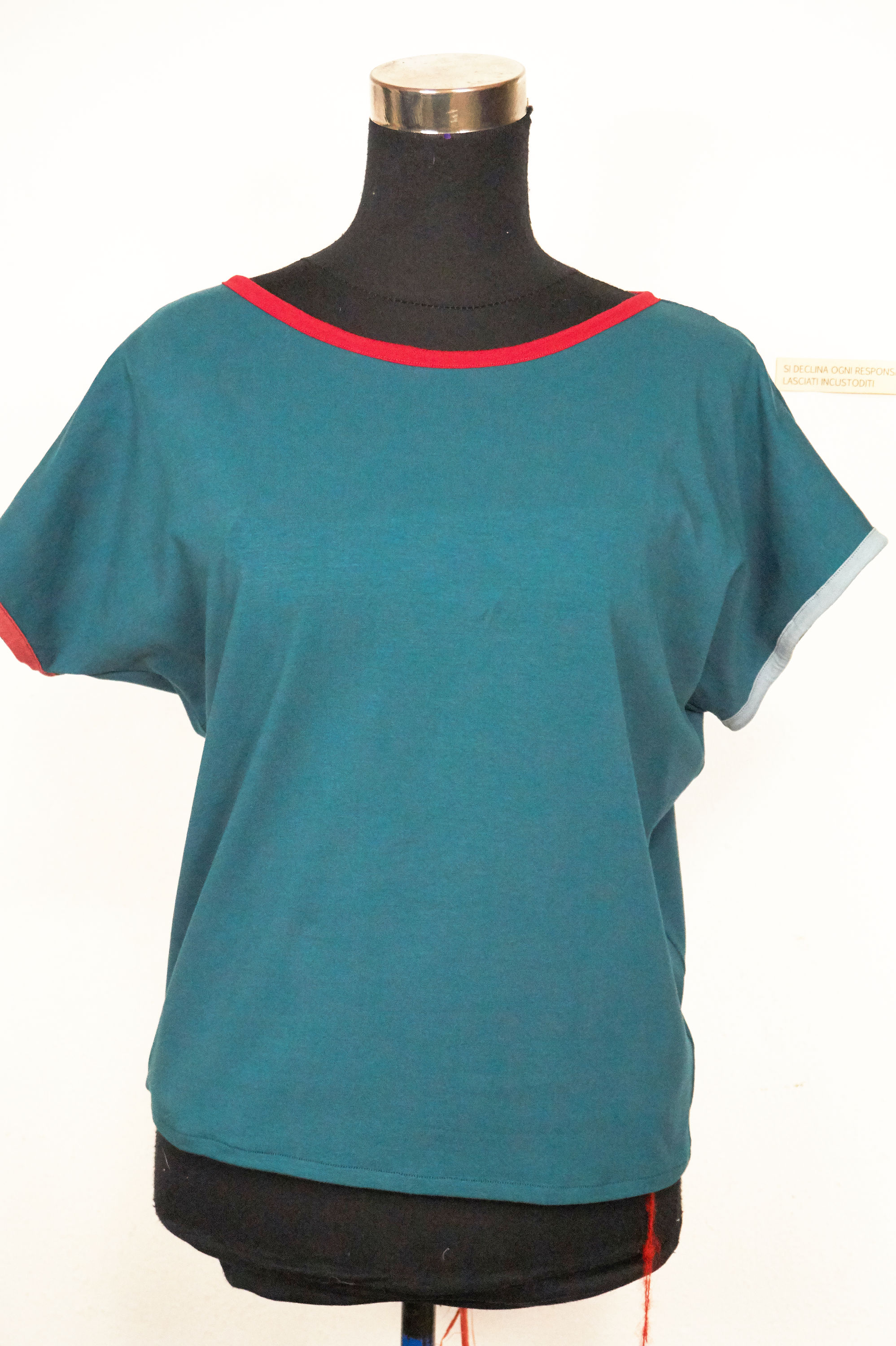Maglietta morbida in cotone biologico, colore ottanio con inserti rosso, rosso mattone e azzurro