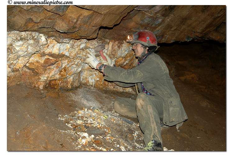 Una vecchia immagine di una esplorazione alle miniere di Brusson