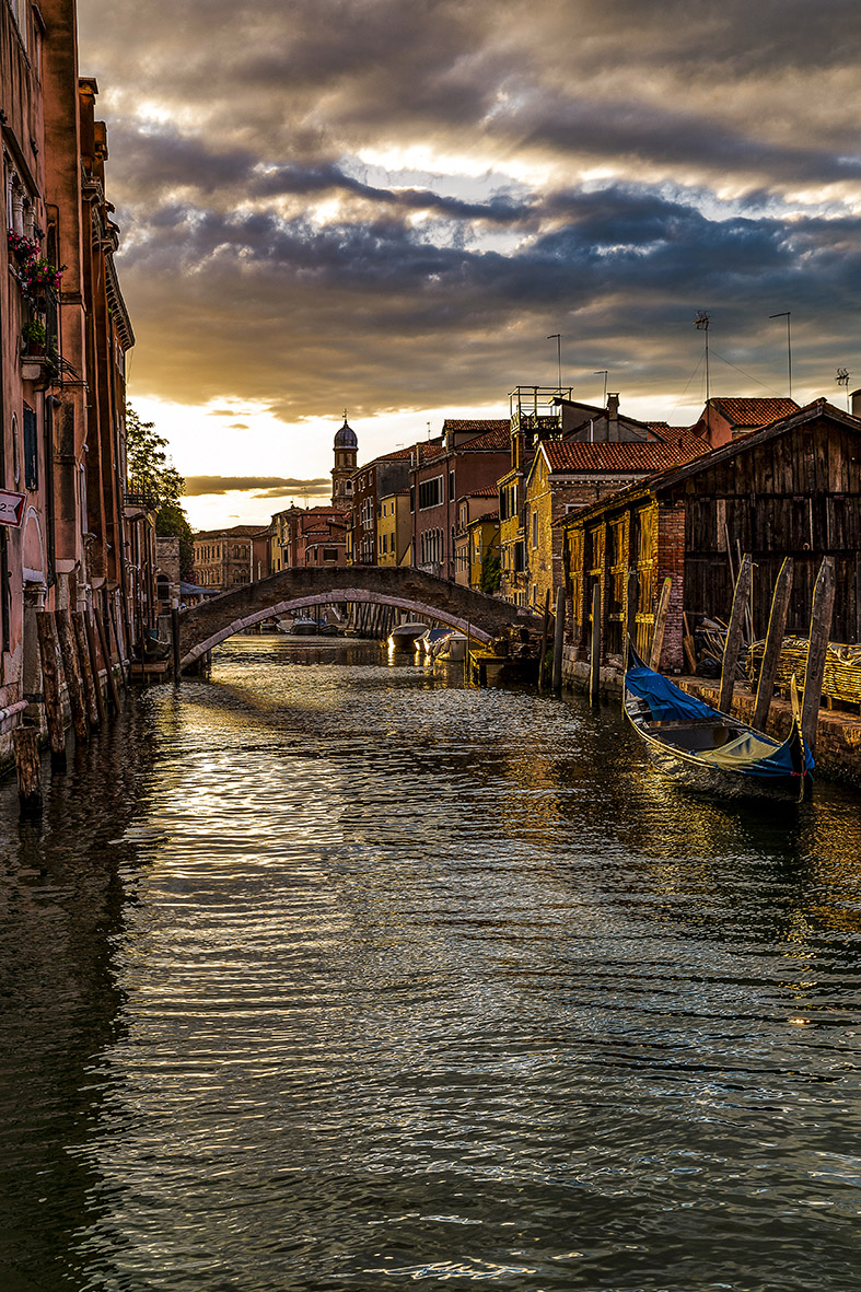 <img src = "Venezia, Italia, atmosfera, Dorsoduro, acqua, calle, tramonto, luce.jpg"