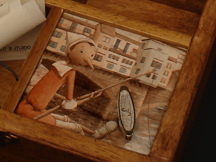 Coperchio del vano contenitore di maccanismo carillon a molla con immagine di Pinocchio che pesca
