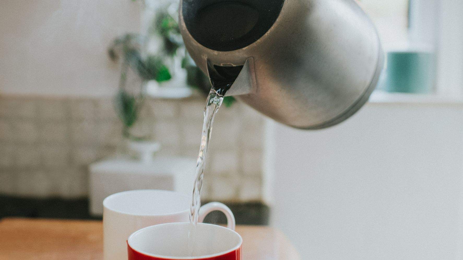 Perché la mattina appena alzato dovresti bere una tazza d’acqua calda?