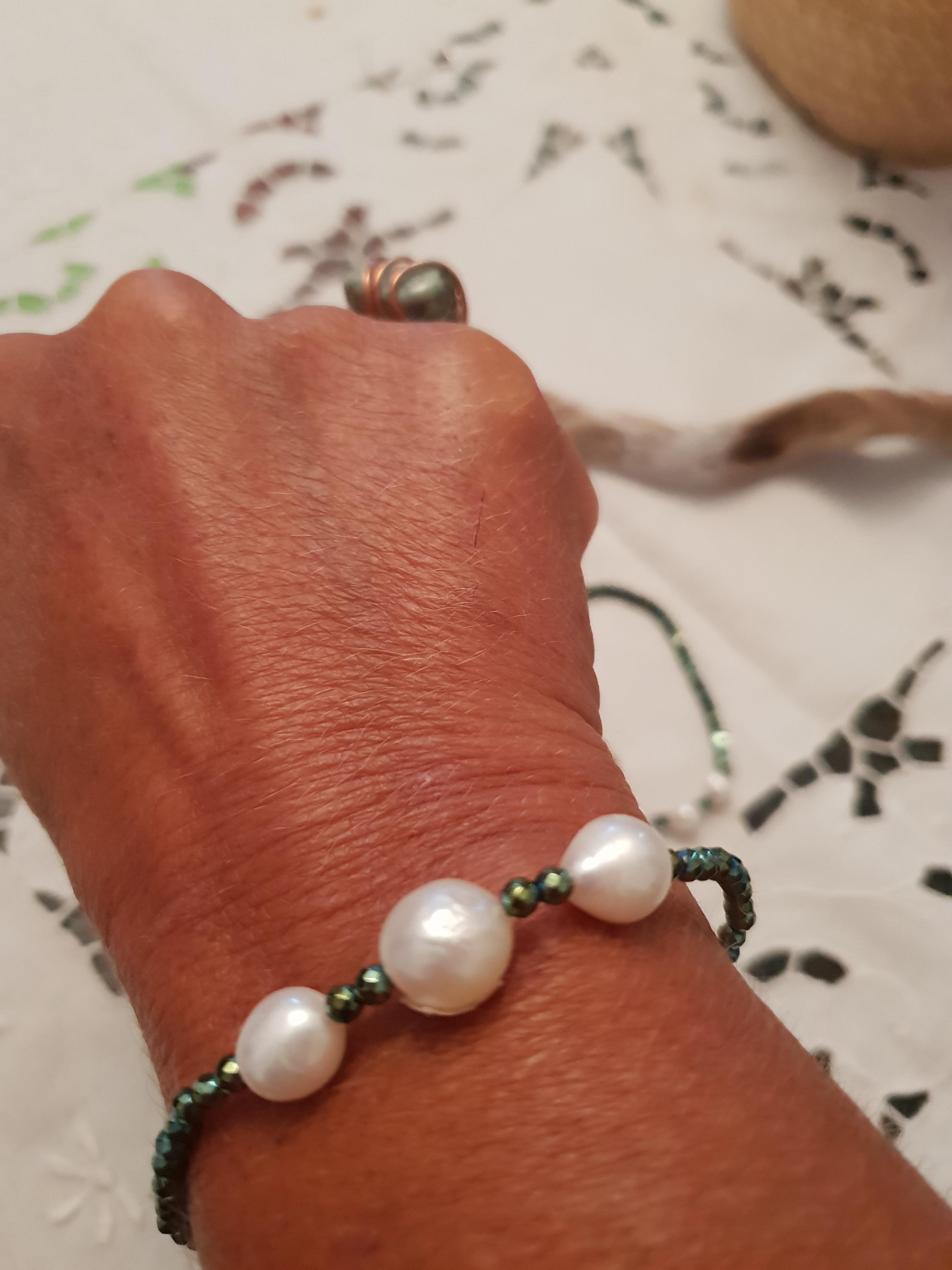 Bracciale elastico in ematite colorata e perle di fiume