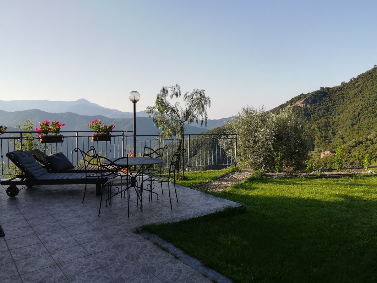terrasse et jardin - ferme avec centre de bien-être à Pigna dans la province d'Imperia - Ligurie