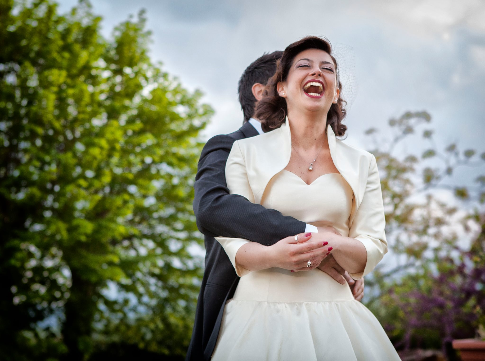 sposi che scherzano dopo il matrimonio in Toscana