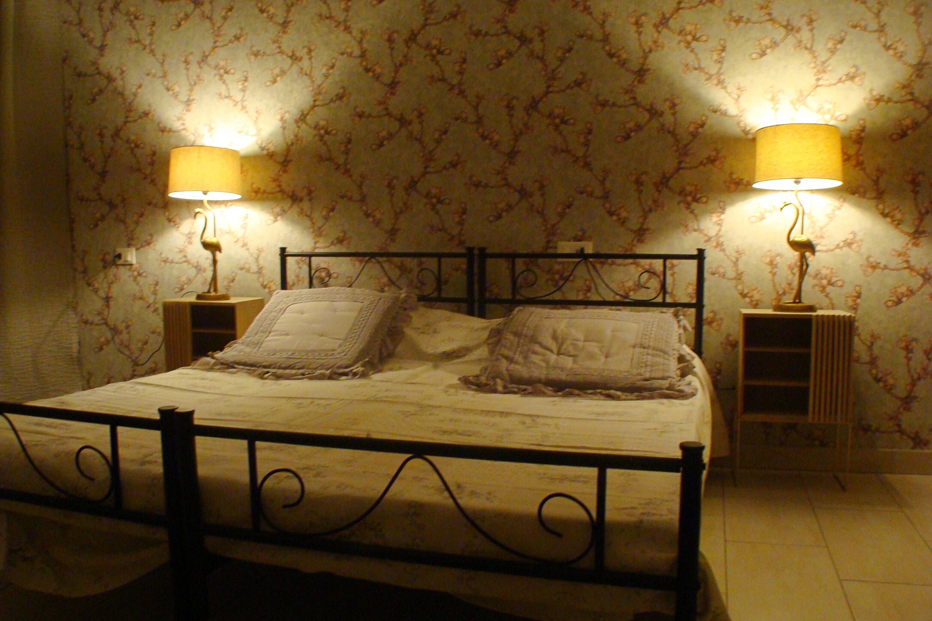 Bruges room at night of La finestra sulla fiera B&B