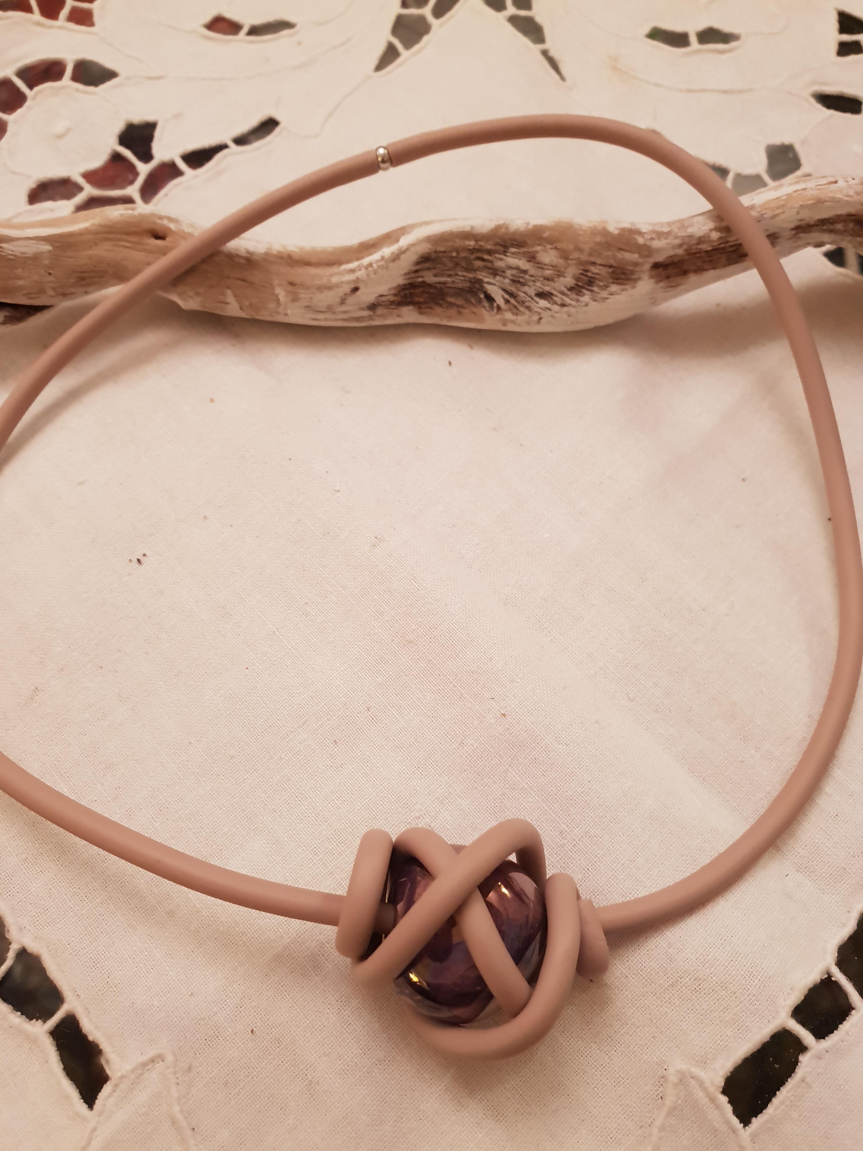 Collana girocollo in silicone con perla in ceramica greca