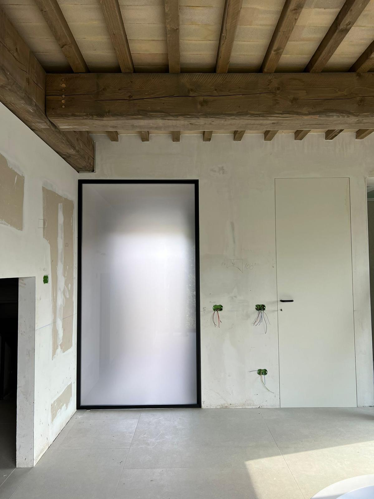 porta quadra in alluminio nero e vetro satinato di adl design