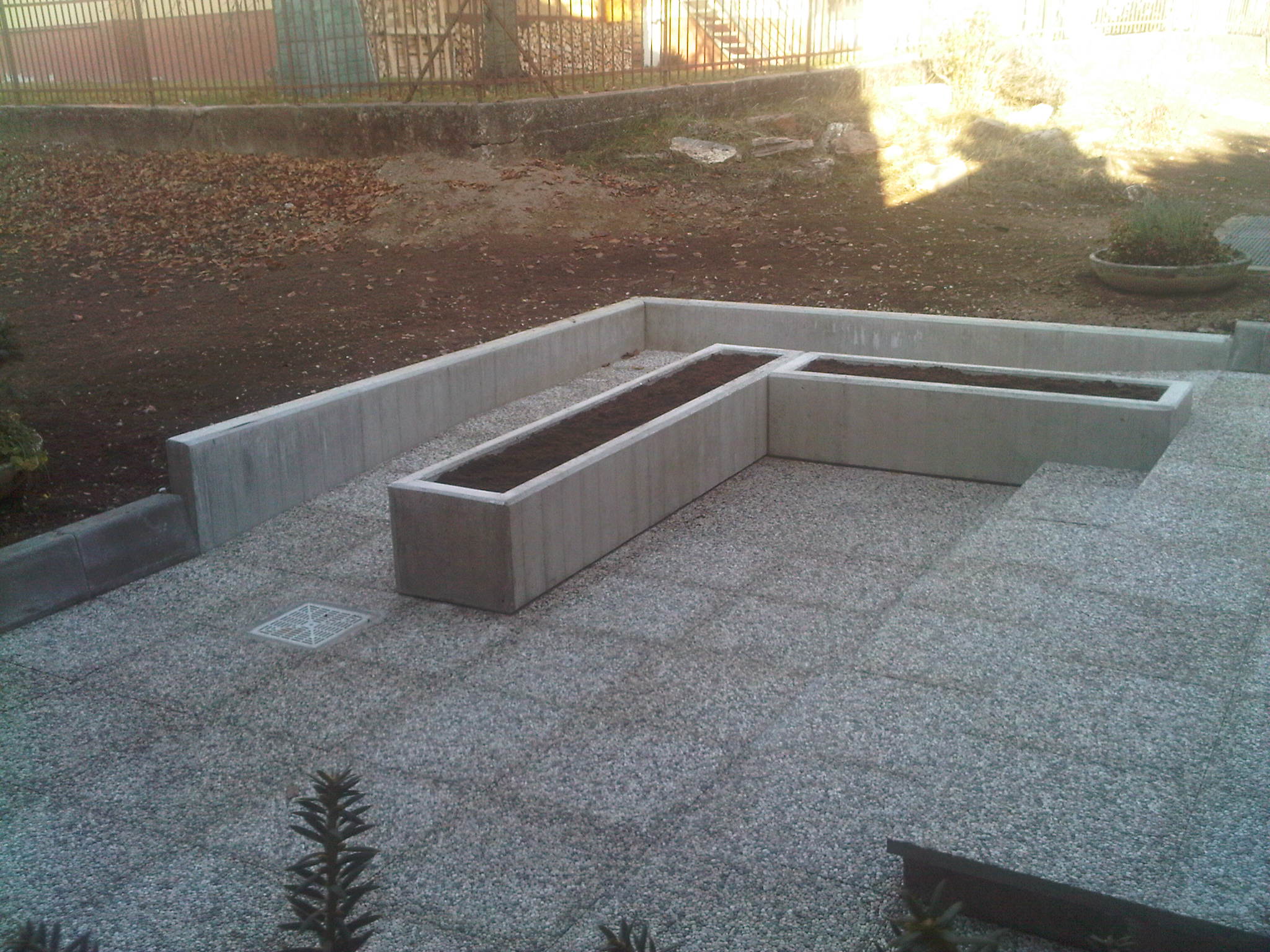 Pavimentazione in pistre posate su cemento e rifacimento dei giardini