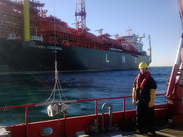 Campionamento con benna presso rigassificatore offshore Livorno