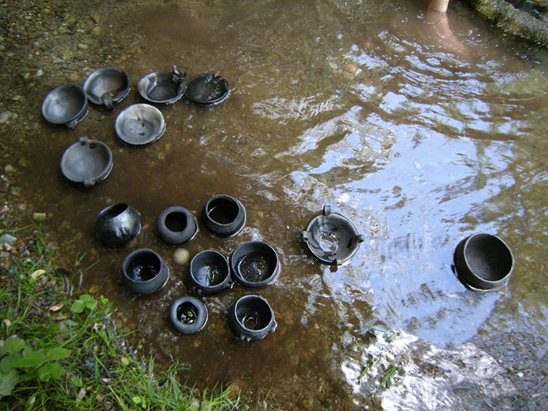 Lavaggio ceramica alla fonte