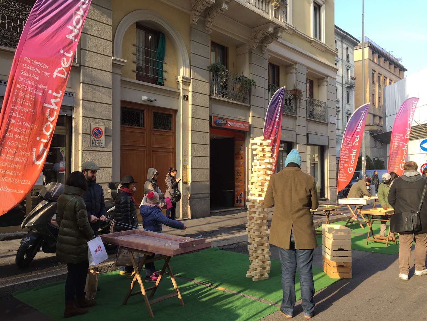 nel cuore del Pride Square di Milano, via Lecco e via Castaldi, alla riscoperta dei giochi dei nonni
