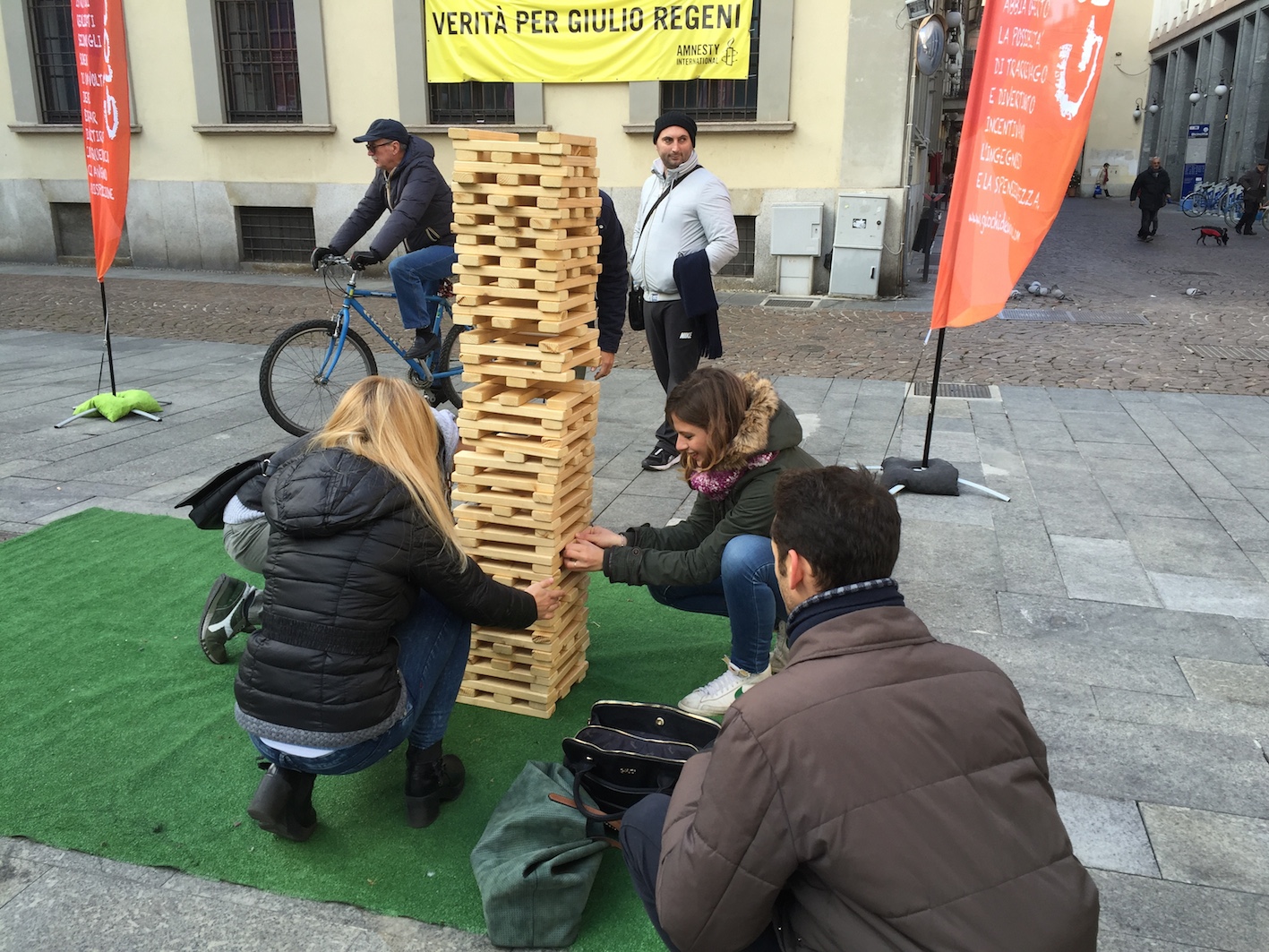 Piazza Matteotti, centro storico di Novara, animato con i giochi dei nonni