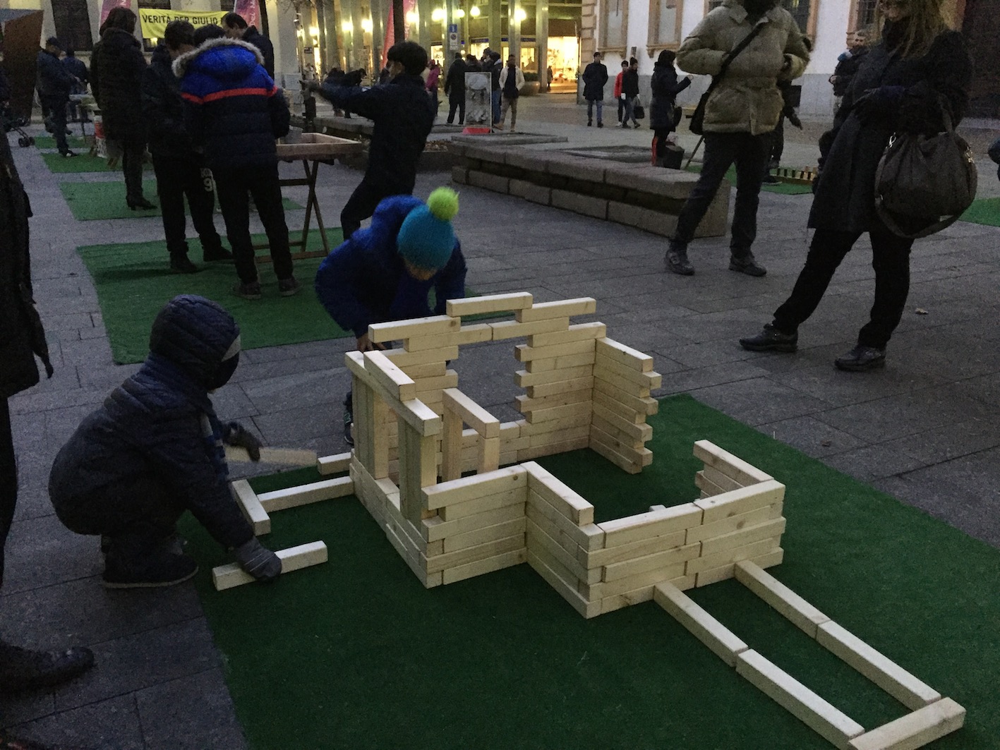 Piazza Matteotti, centro storico di Novara, animato con i giochi dei nonni