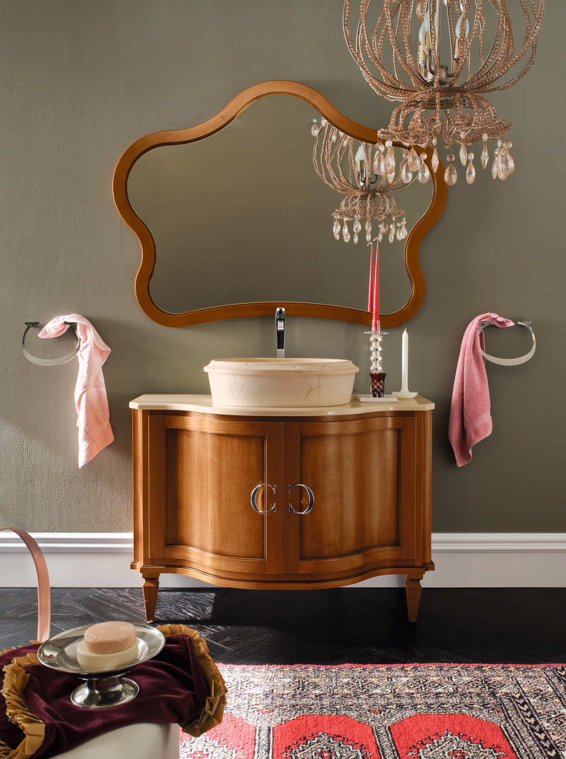 bagno classico romantico e raffinato con lavandino integrato in marmoresina sagomato ed anta in noce