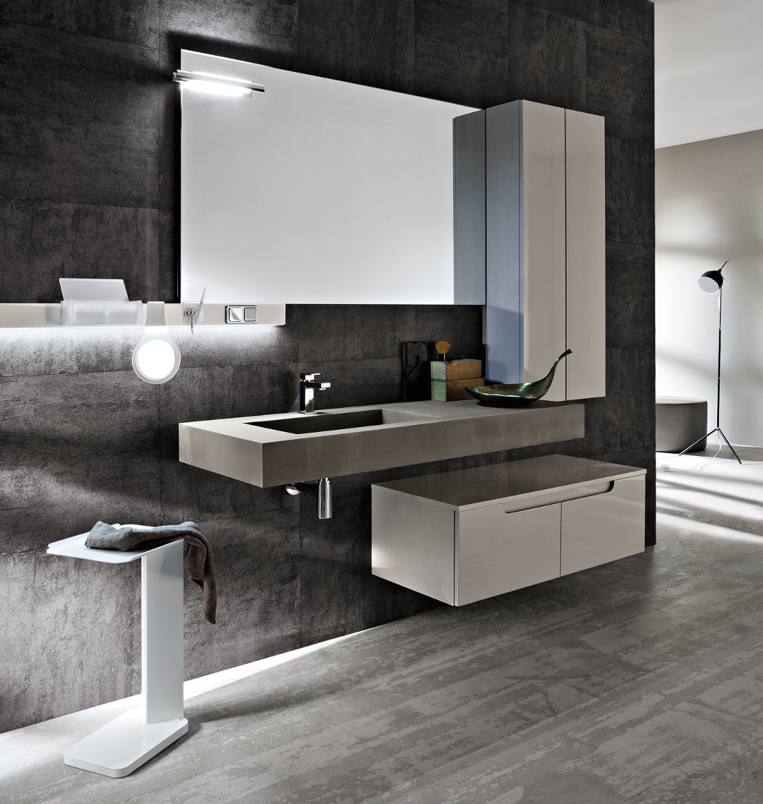 bagno moderno design minimal con vasca integrata in ecomalta colore fango