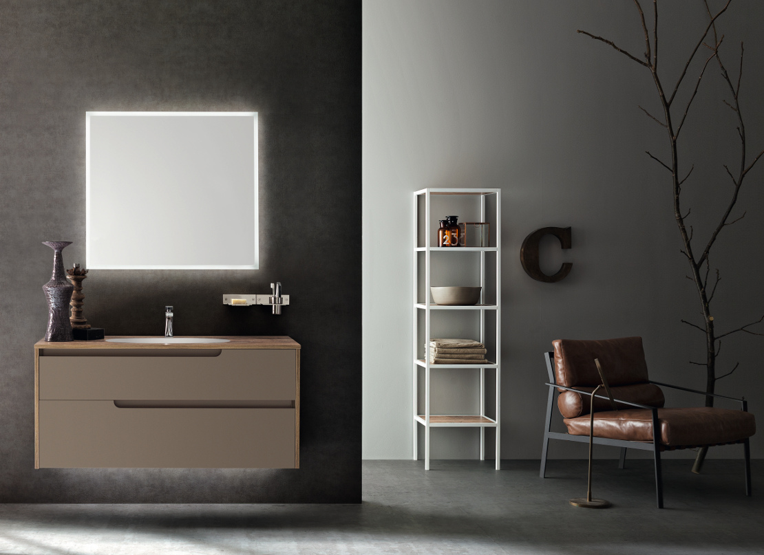 bagno moderno design minimal con vasca integrata - specchio illuminato sulla cornice perimetrale