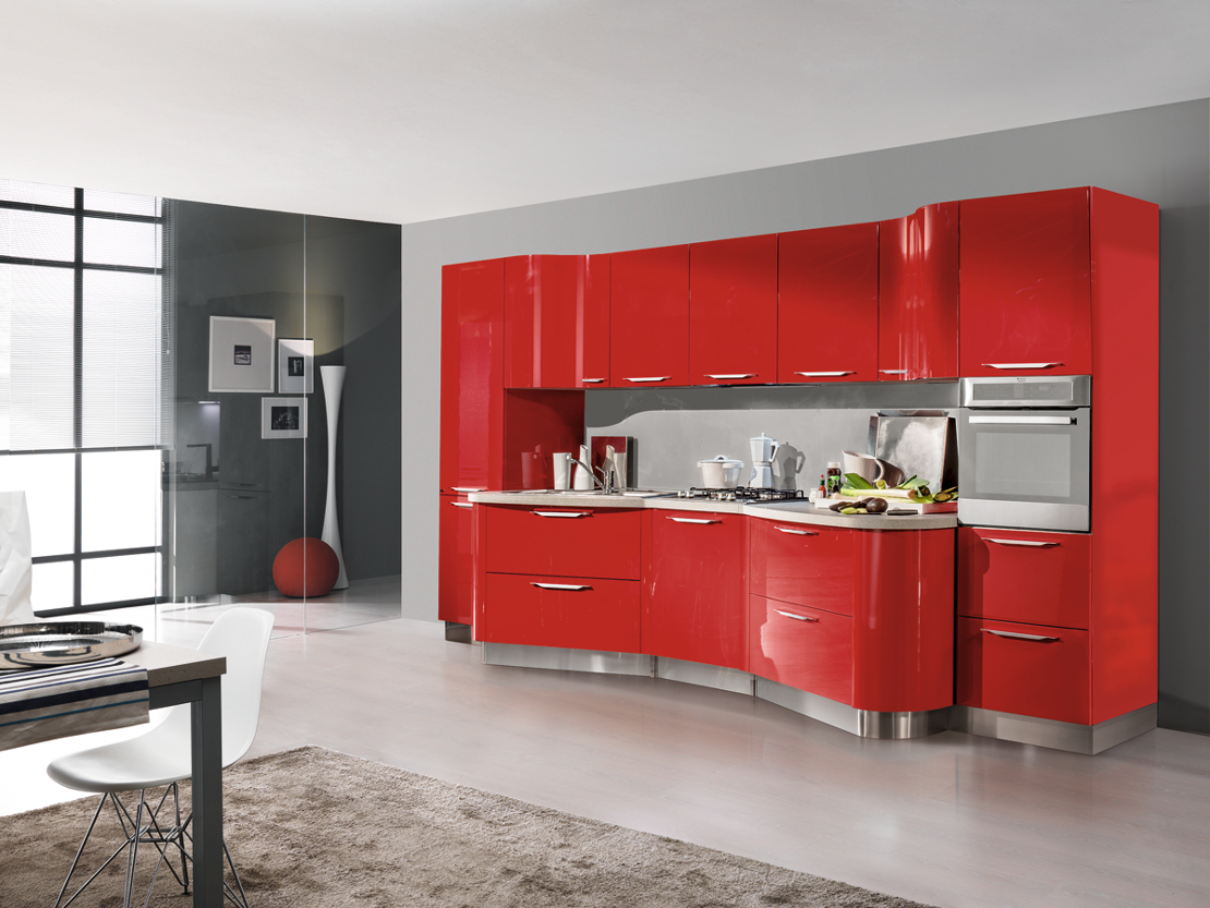 cucina moderna lineare - colore rosso lucido - con cestoni ad estrazione totale