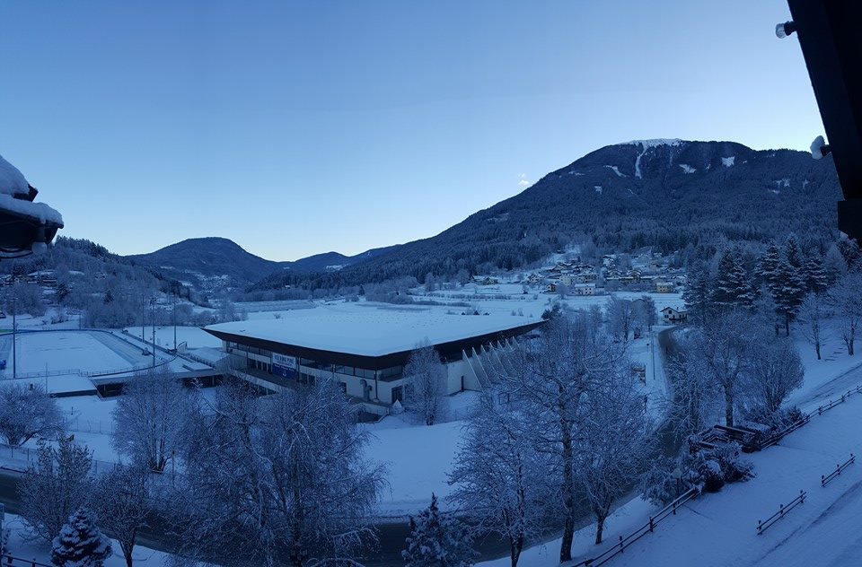 Panoramica dell'Ice Rink Piné e Dosso Costalta dall'Hotel Olimpic