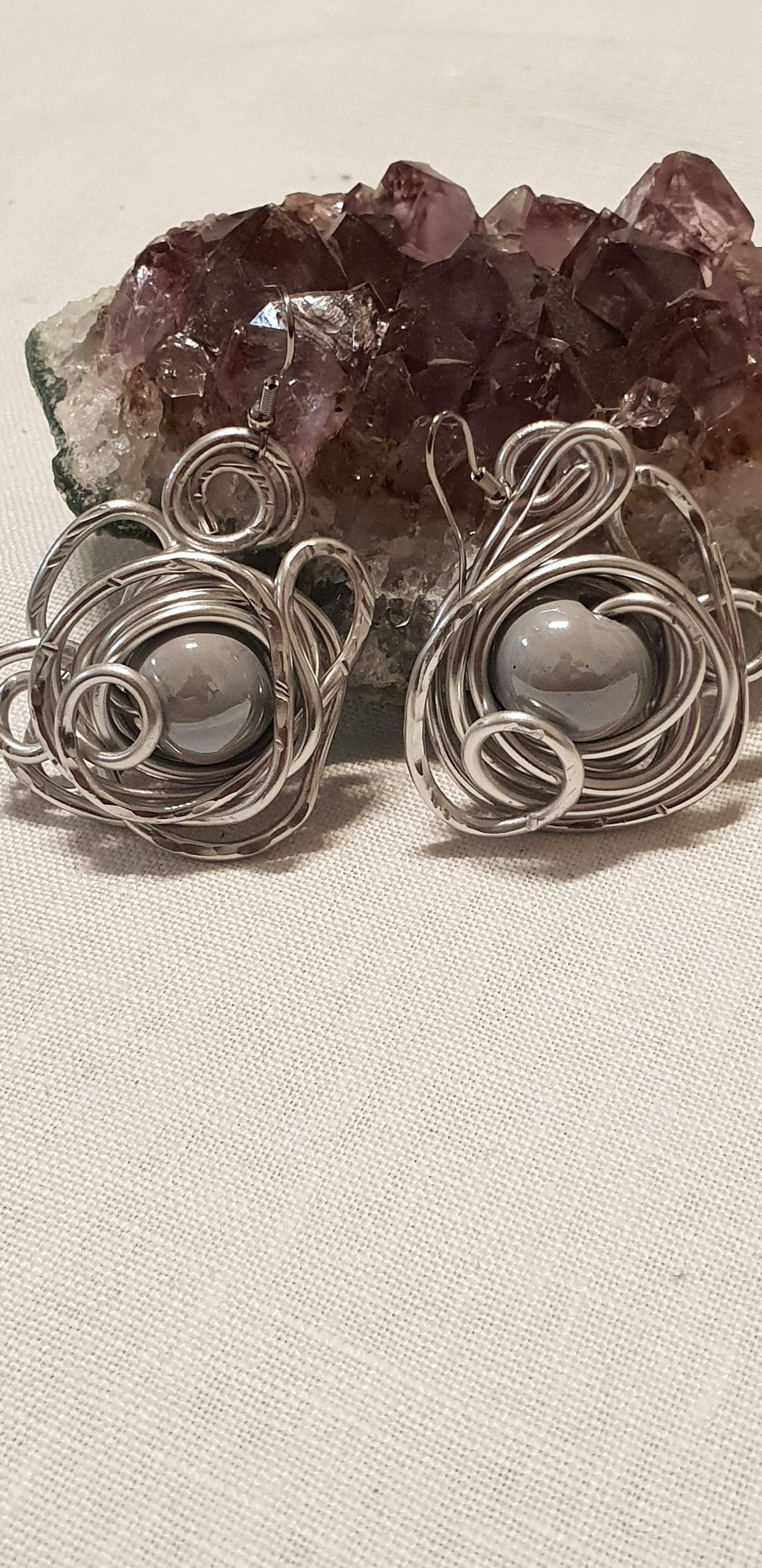 Orecchini in alluminio con perla in ceramica greca e monachella in acciaio