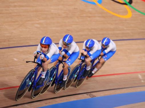 Ciclismo a Tokyo, Italia oro nell'inseguimento a squadre e nuovo record del mondo