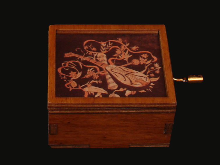 Scatolina di legno vero con piccolo carillon a manovella e decorazione di un mandolino con flauto e spartito