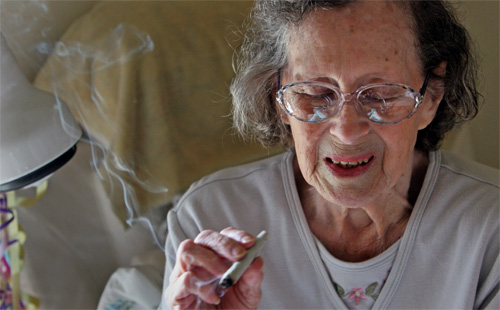 Cannabis al marito 80enne con patologia neurodegenerativa: “Ho gridato al miracolo”